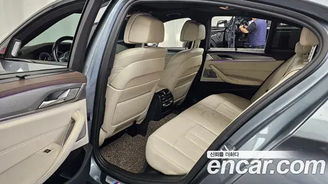 BMW 5 Series 2018 — ფოტო 23/31