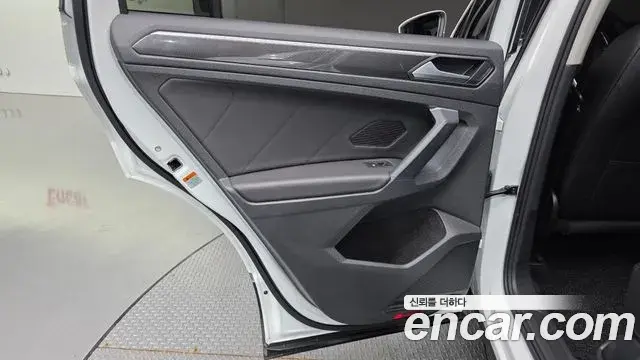 Volkswagen Tiguan 2023 — Şəkil 30/31