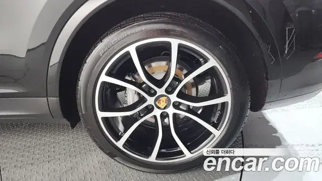 Porsche Cayenne 2022 — Photo 17/34