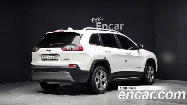 Jeep Cherokee 2020 — ფოტო 18/20