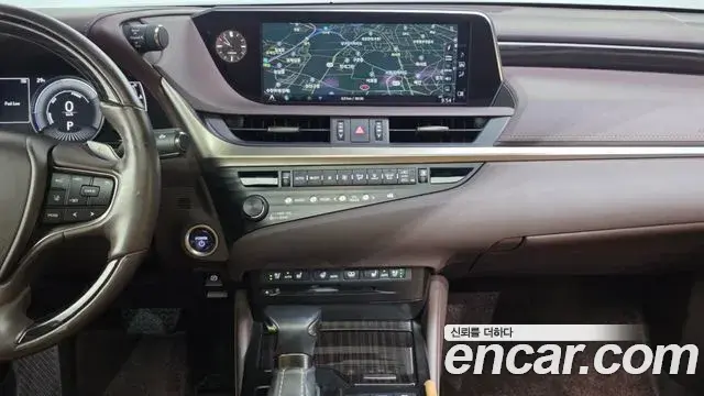 Lexus ES300h 2018 — ფოტო 17/20