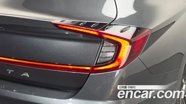Hyundai Sonata Hybrid 2022 — Photo 19/36