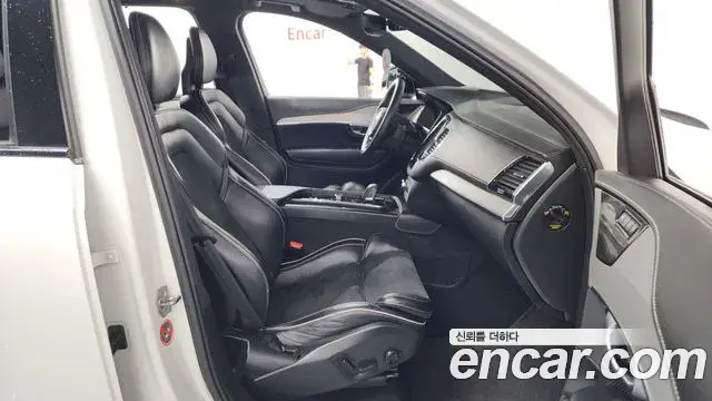 Volvo XC90 2021 — Şəkil 34/40