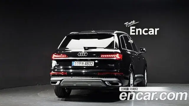 Audi Q7 2022 — Şəkil 22/32