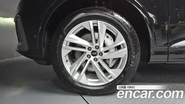 Audi Q7 2022 — Şəkil 27/32