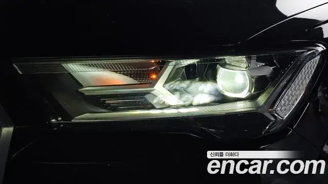 Audi Q7 2022 — Şəkil 25/32