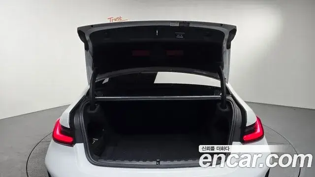 BMW 3 Series 2025 — Photo 26/34