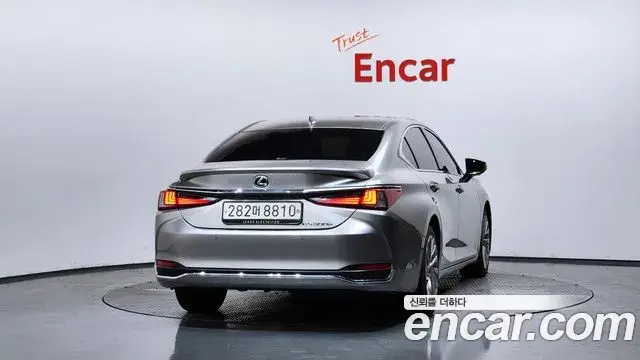Lexus ES300h 2023 — ფოტო 11/20
