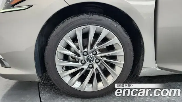 Lexus ES300h 2023 — ფოტო 14/20