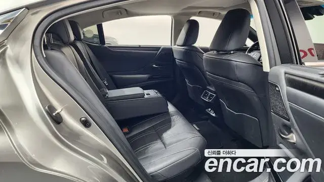 Lexus ES300h 2023 — ფოტო 17/20
