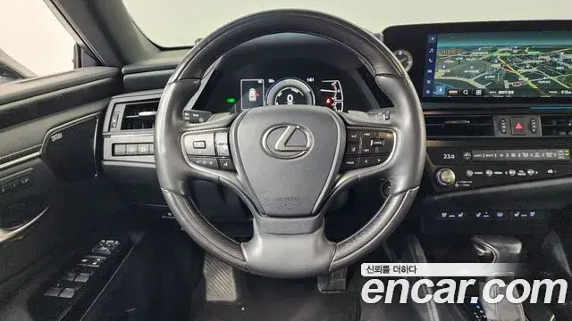 Lexus ES300h 2023 — ფოტო 19/20