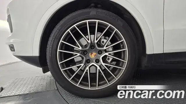 Porsche Cayenne 2021 — Photo 8/33