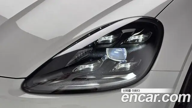 Porsche Cayenne 2021 — Photo 12/33