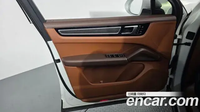 Porsche Cayenne 2021 — Photo 1/33