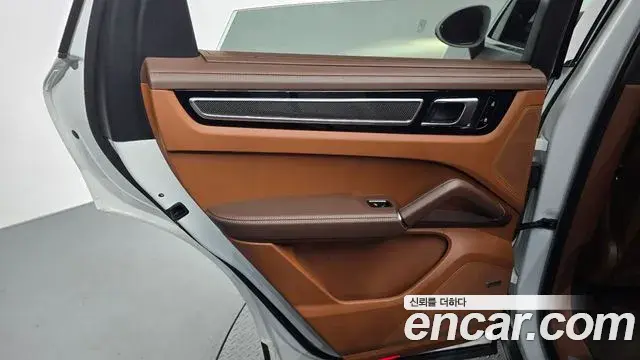 Porsche Cayenne 2021 — Photo 21/33
