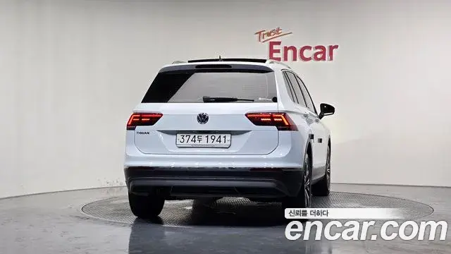 Volkswagen Tiguan 2019 — Şəkil 27/31