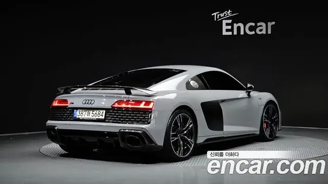 Audi R8 2021 — Şəkil 18/30