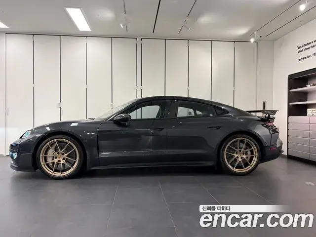 Porsche Taycan 2025 — ფოტო 2/19