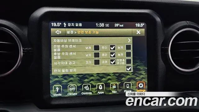 Jeep Wrangler 2021 — Фото 16/20