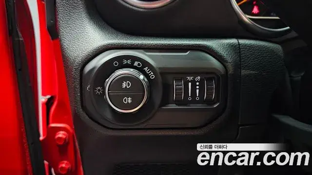 Jeep Wrangler 2021 — Фото 17/20