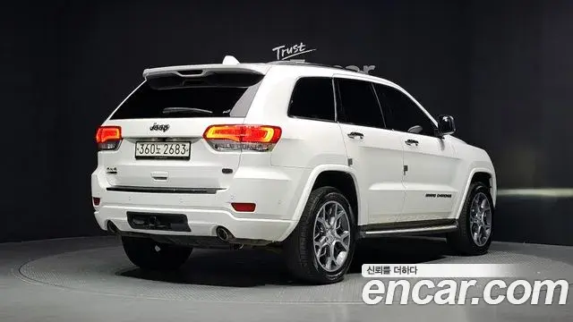 Jeep Grand Cherokee 2019 — ფოტო 31/34