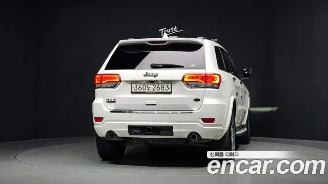 Jeep Grand Cherokee 2019 — ფოტო 28/34