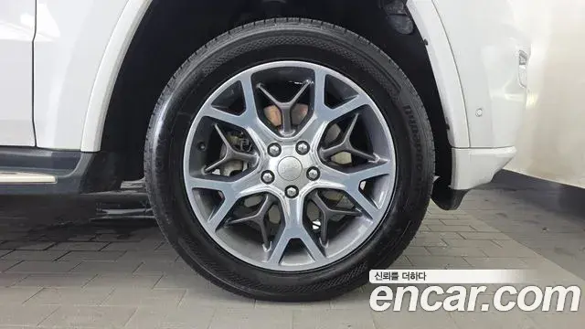 Jeep Grand Cherokee 2019 — ფოტო 25/34