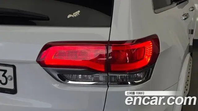 Jeep Grand Cherokee 2019 — ფოტო 26/34