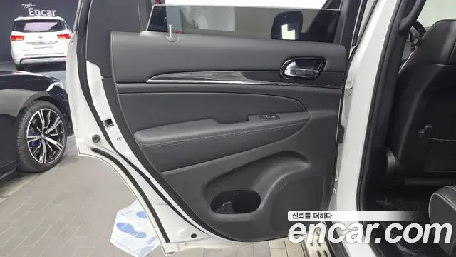 Jeep Grand Cherokee 2019 — ფოტო 29/34