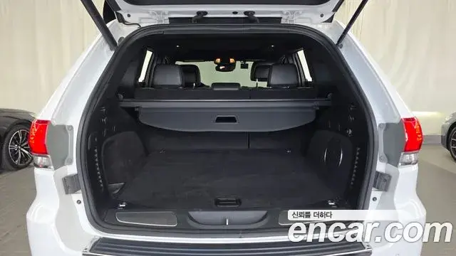 Jeep Grand Cherokee 2019 — ფოტო 30/34