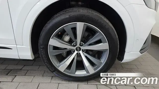 Audi Q8 2021 — Şəkil 26/36