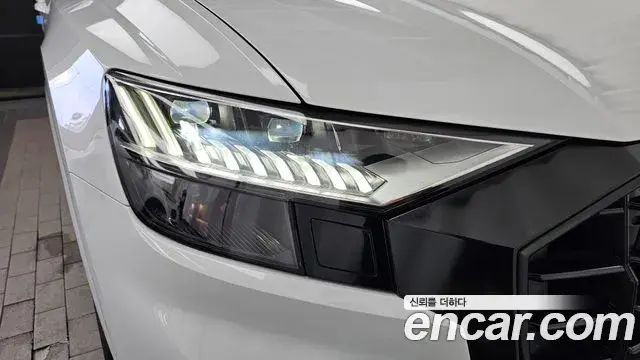 Audi Q8 2021 — Şəkil 28/36
