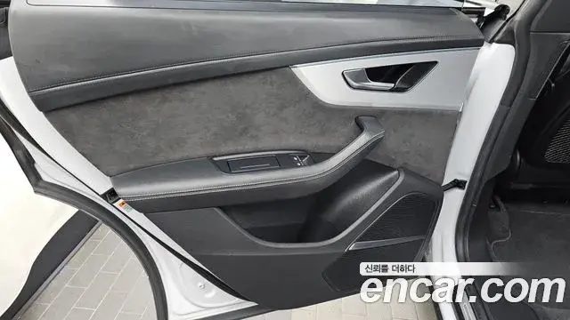 Audi Q8 2021 — Şəkil 32/36