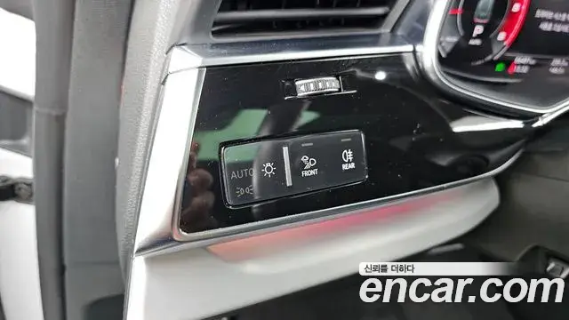 Audi Q8 2021 — Şəkil 14/36