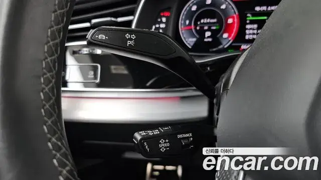 Audi Q8 2021 — Şəkil 19/36