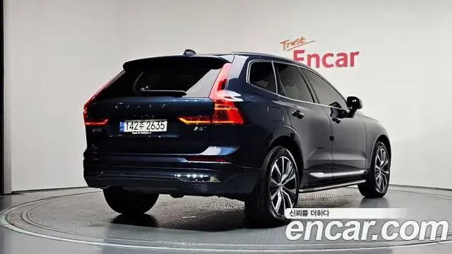 Volvo XC60 2022 — ფოტო 21/40