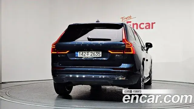 Volvo XC60 2022 — ფოტო 11/40
