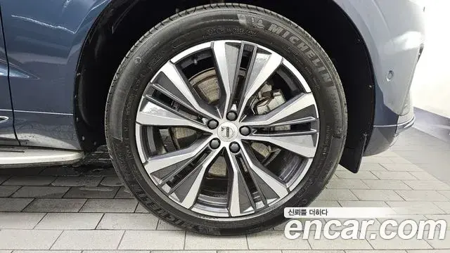 Volvo XC60 2022 — ფოტო 7/40