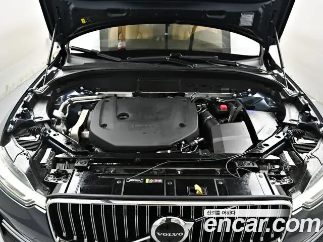 Volvo XC60 2022 — ფოტო 35/40