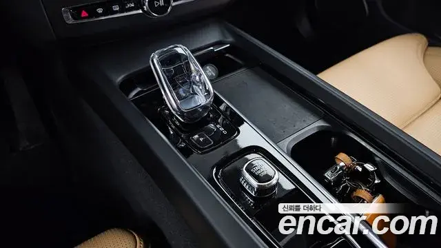 Volvo XC60 2022 — ფოტო 38/40