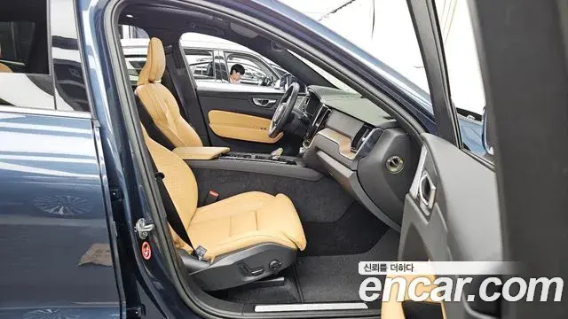 Volvo XC60 2022 — ფოტო 5/40