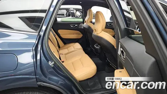 Volvo XC60 2022 — ფოტო 15/40