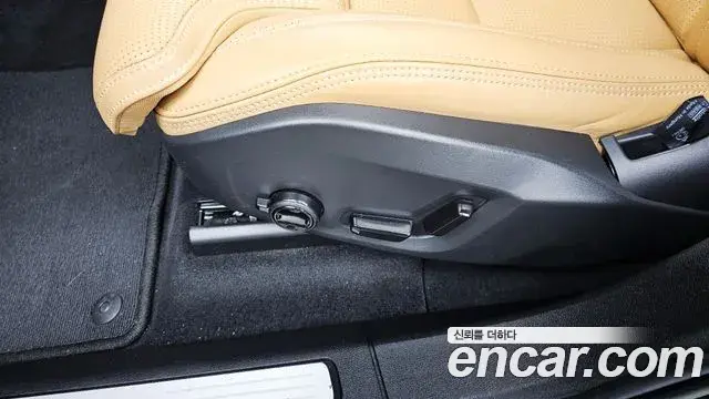 Volvo XC60 2022 — ფოტო 28/40