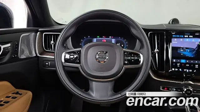 Volvo XC60 2022 — ფოტო 17/40