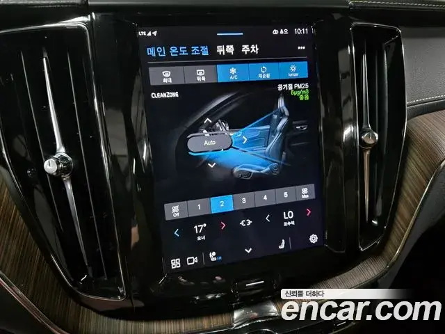Volvo XC60 2022 — ფოტო 16/40