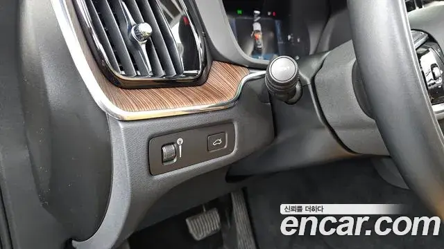 Volvo XC60 2022 — ფოტო 25/40