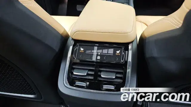 Volvo XC60 2022 — ფოტო 23/40