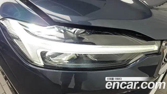 Volvo XC60 2022 — ფოტო 36/40