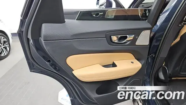 Volvo XC60 2022 — ფოტო 4/40