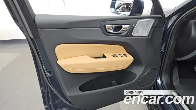 Volvo XC60 2022 — ფოტო 32/40